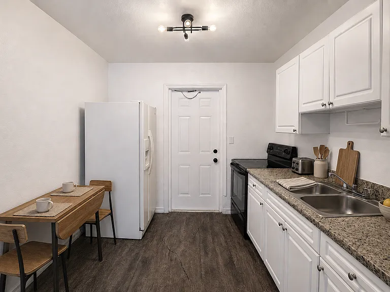 1600 Center St #B1 — Photo 4