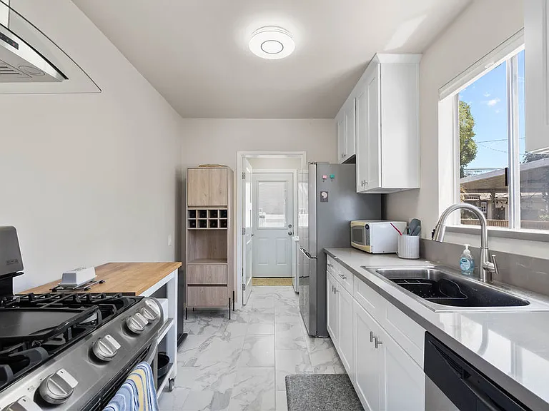 2066 Baltic Ave — Photo 22