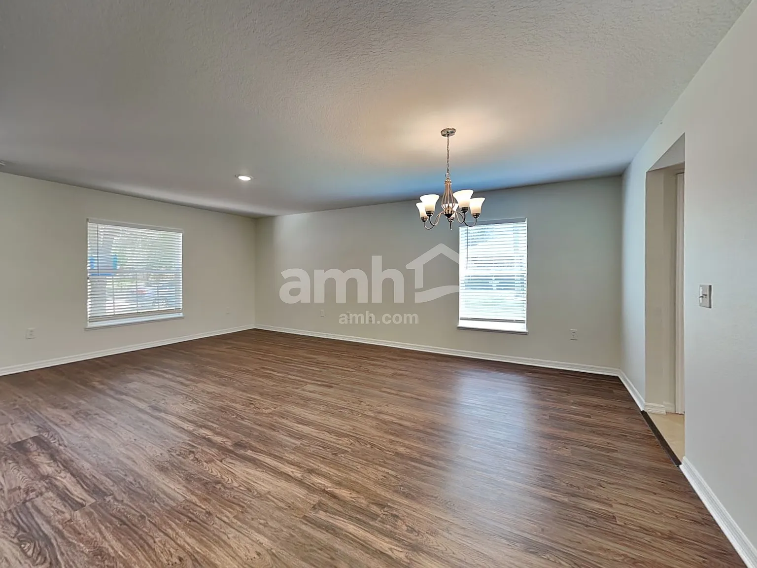 4 bed, 3.5 bath, 2800 sqft, $2,975 — Photo 4