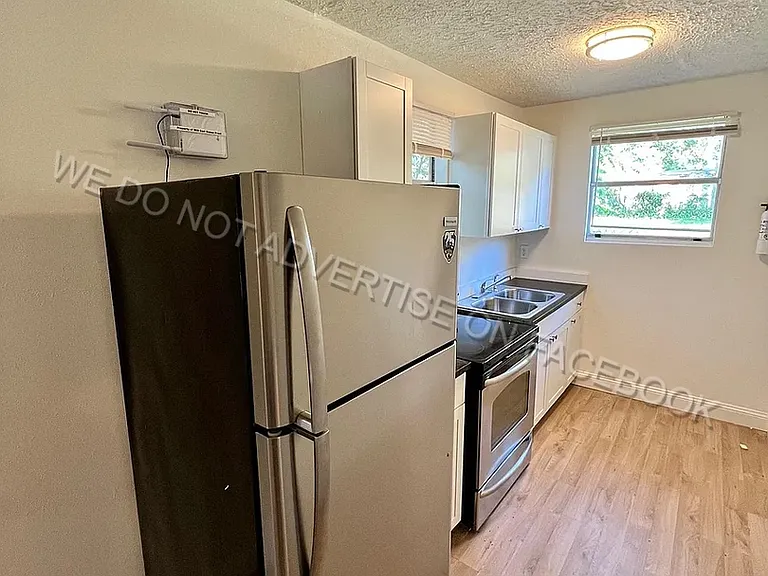 1558 Swift St — Photo 17