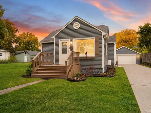 1138 Lakeview Ave, Waterford, MI 48328