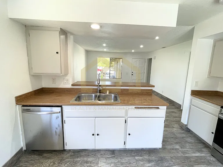 916 N M Pl — Photo 12