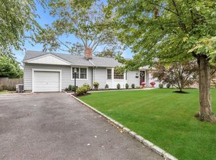 217 Bay Ave, Bayport, NY 11705