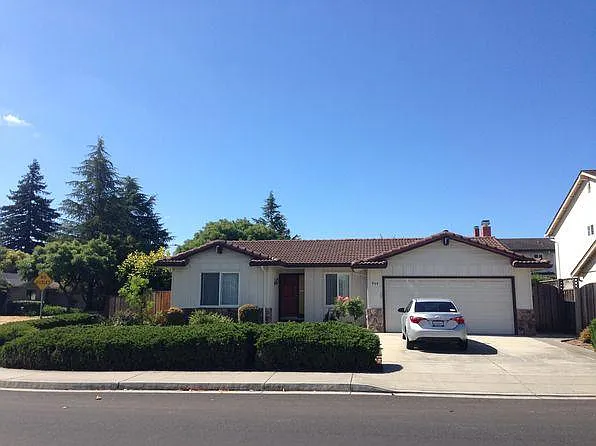 944 Erica Dr