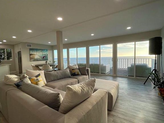 Living Area with Panoramic Ocean/Catalina Island Views