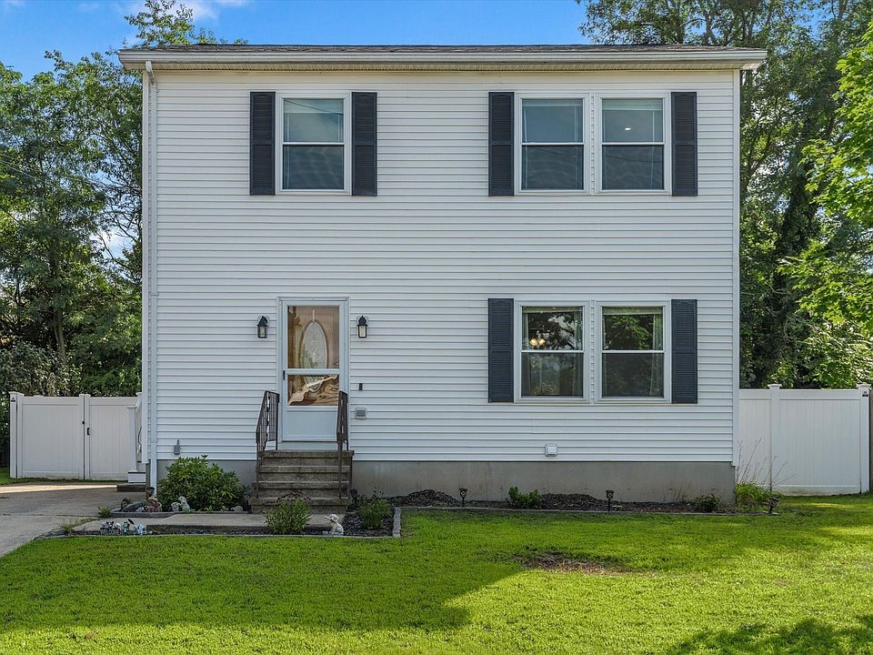 1st image of 6 Buttonwood Ln