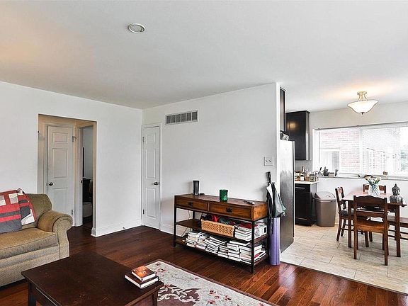 3rd image of 9546 Hyde Park Dr #B