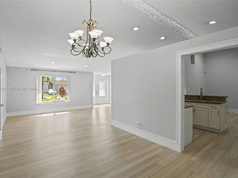 4040 NE 6th Ave — Photo 11