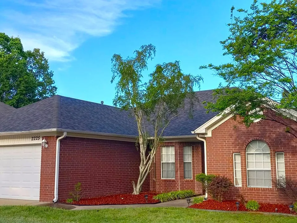 2225 Redwood Dr