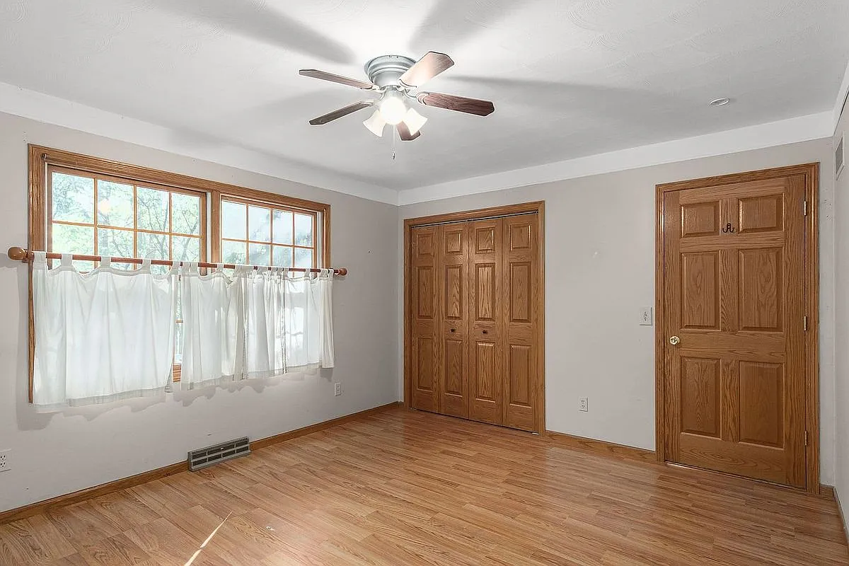 3 bed, 2.5 bath, 2300 sqft, $2,088 — Photo 2