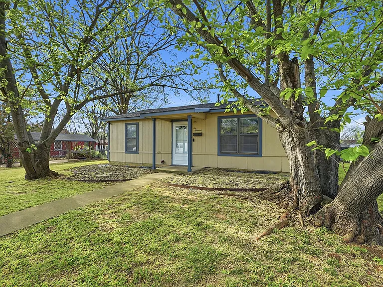 600 E South St — Photo 18
