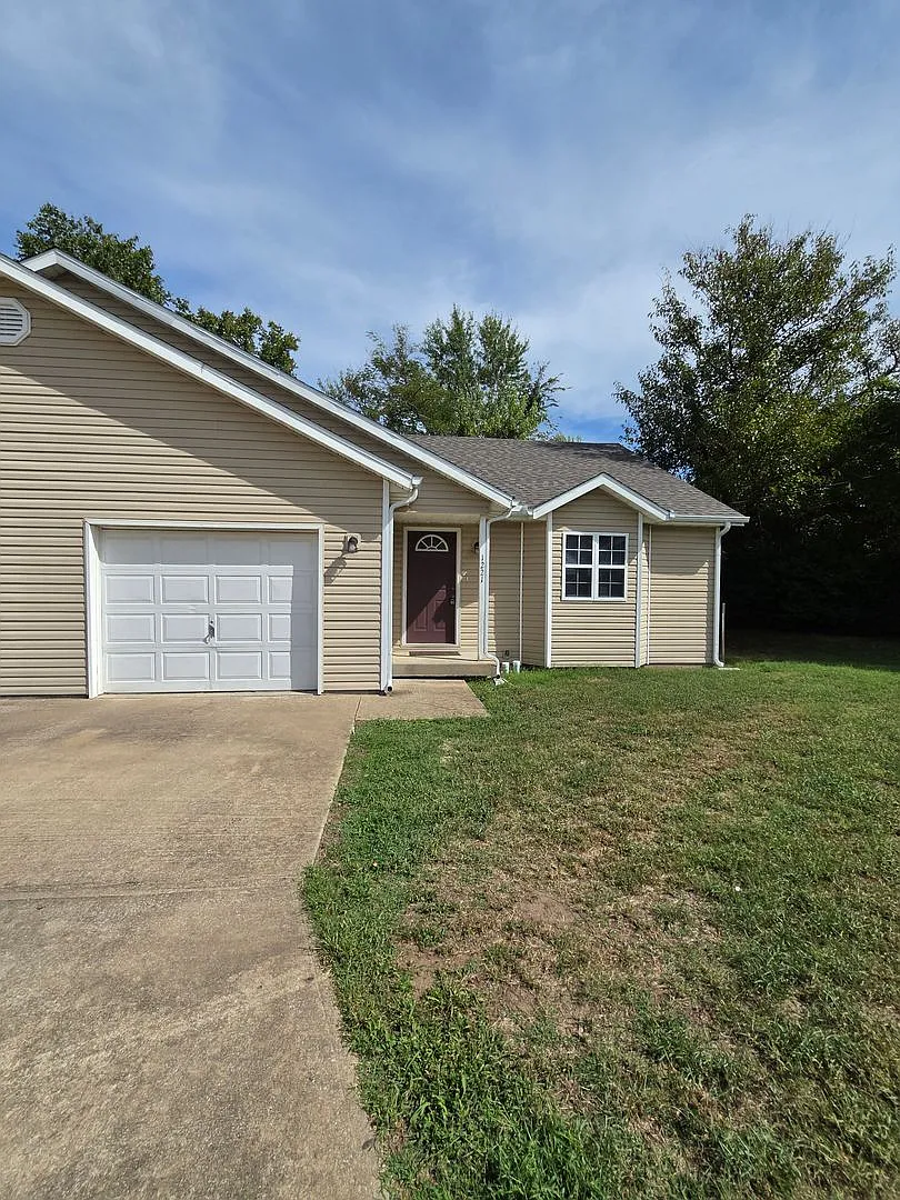 3 Bedroom 2 Bath Duplex. 1 Car garage. — Photo 2