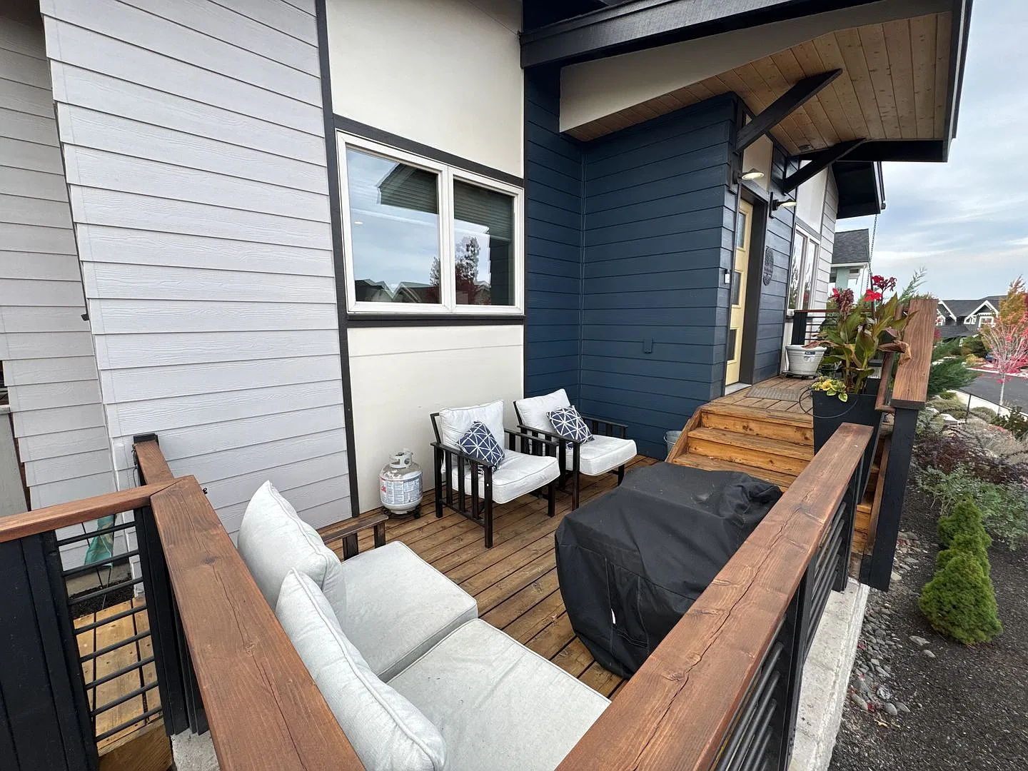 Fully Furnished All-Inclusive Stunning Home For Rent 3 Bed, 2 Bath, With Garage. — Photo 4