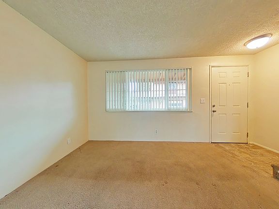 4th image of 619 SE Lilly Ave #0