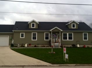 803 11th St, Charles City, IA 50616