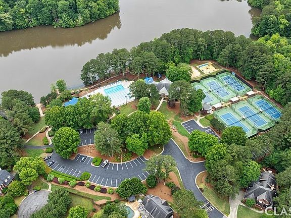 4th image of 405 Woodbrook Way