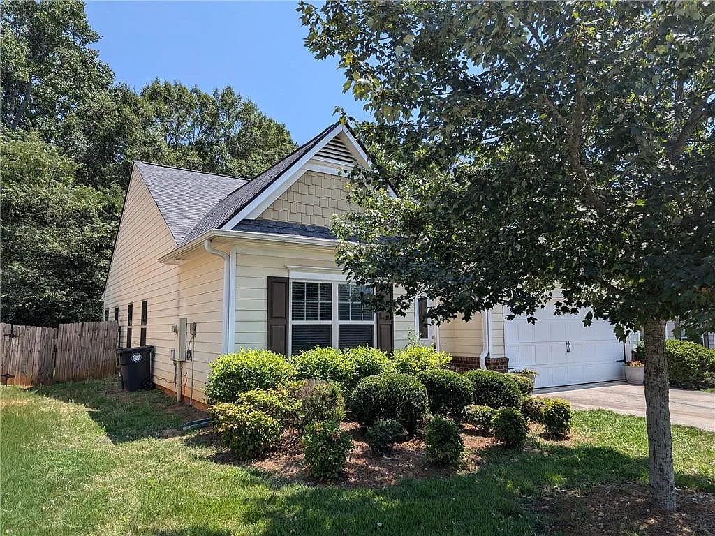 3 bed, 2.0 bath, 1692 sqft, $2,175 — Photo 2