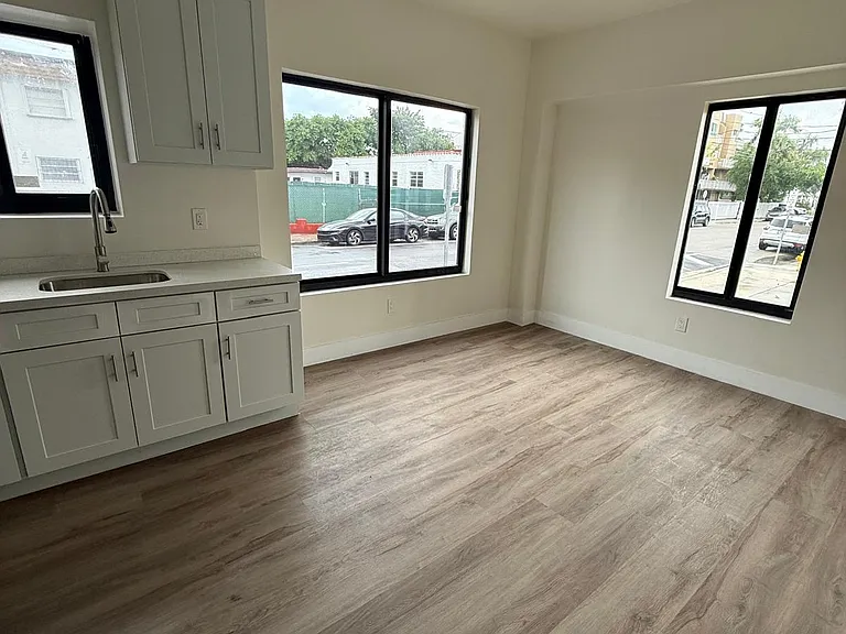 435 SW 6th St #1 — Photo 2