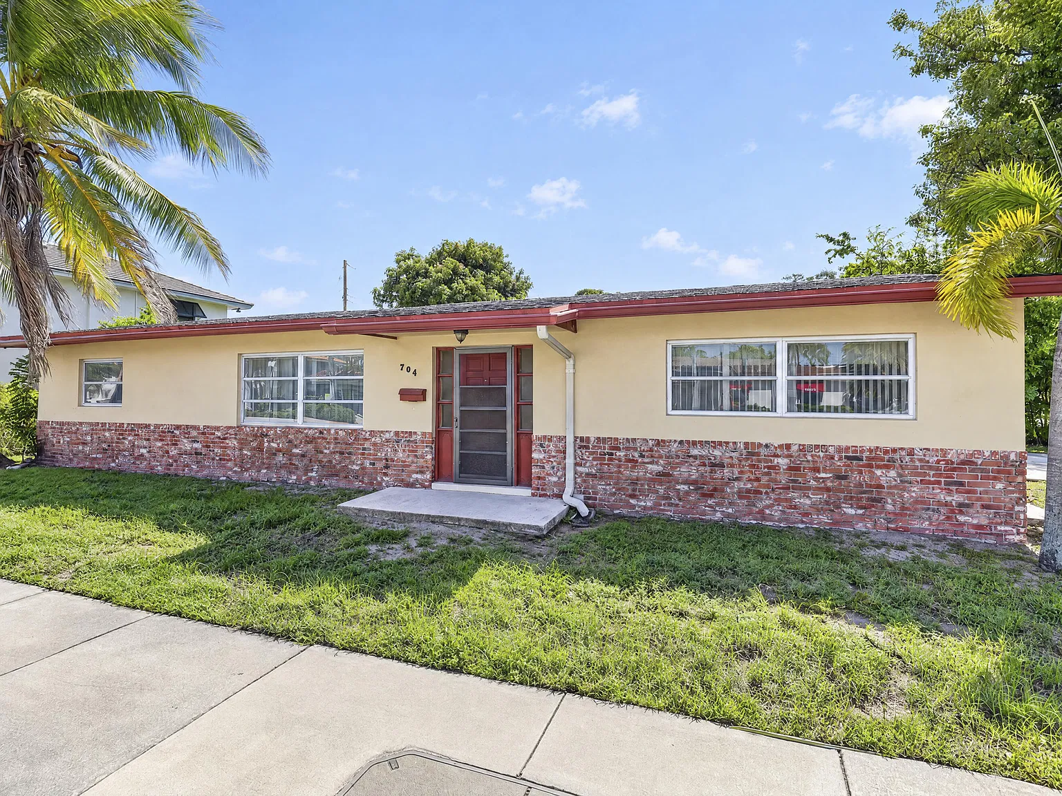 4 bed, 2.0 bath, 2069 sqft, $4,000 — Photo 1