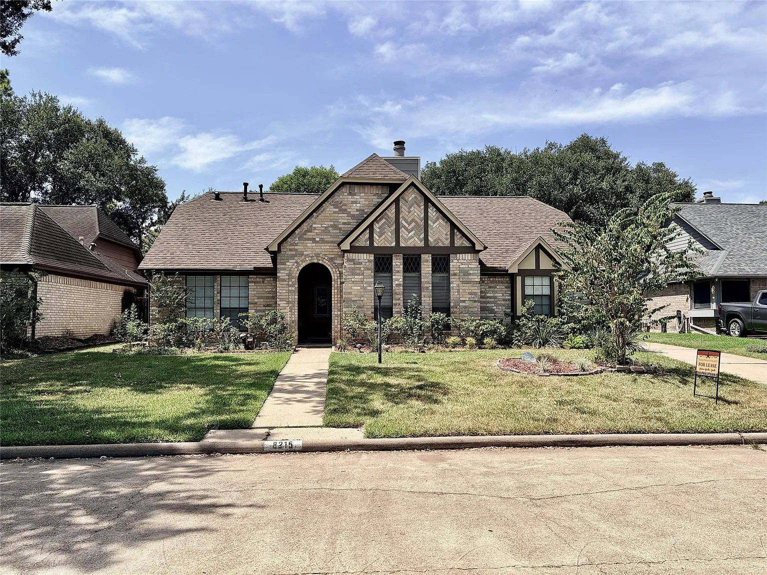 3 bed, 4.0 bath, 2050 sqft, $2,300 — Photo 1