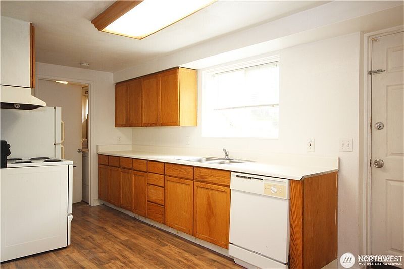 5th image of 2413 SW Graham Street