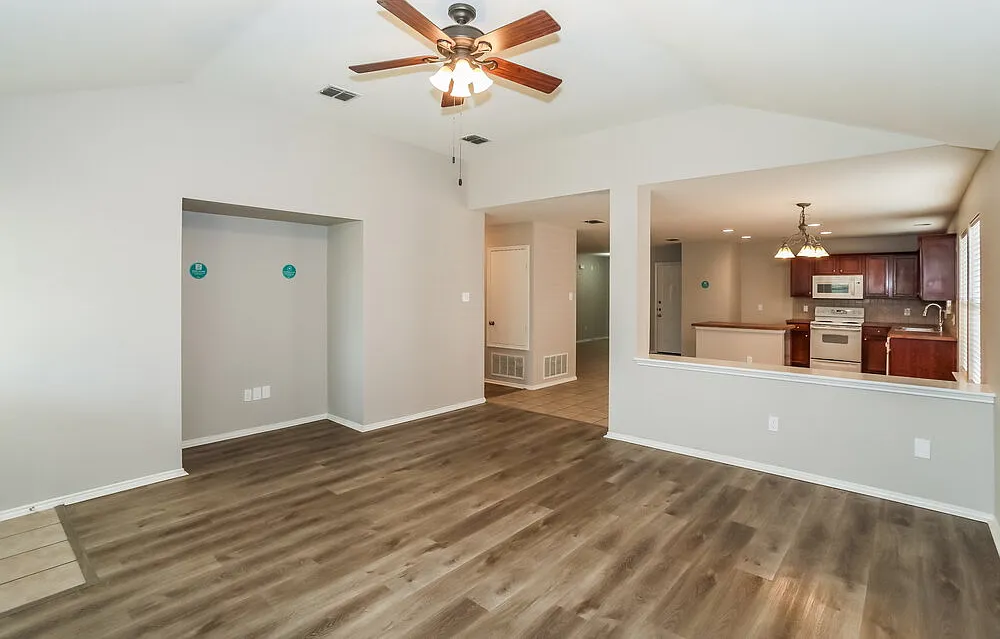 4 bed, 2.0 bath, 1816 sqft, $2,340 — Photo 4