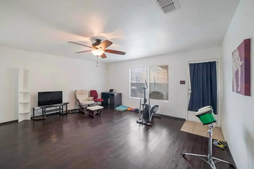 5 bed, 2595 sqft, $625 — Photo 3