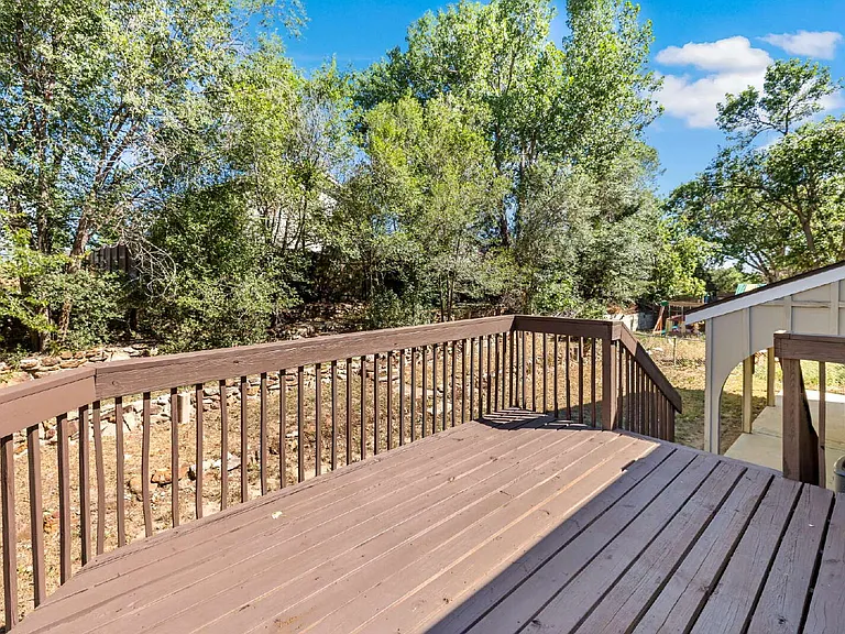 1401 Sanderson Ave — Photo 36