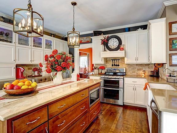 Kitchen w Farmhouse Sink