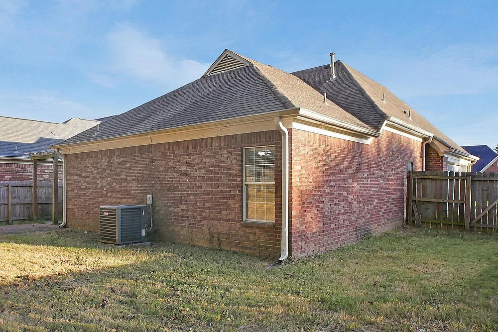 3 bed, 2.0 bath, 1300 sqft, $1,675 — Photo 3
