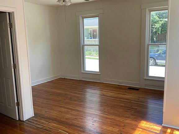 4th image of 310 Steele St