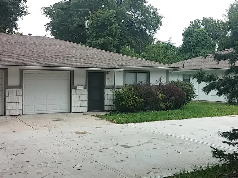 7848 W 95th St — Photo 3