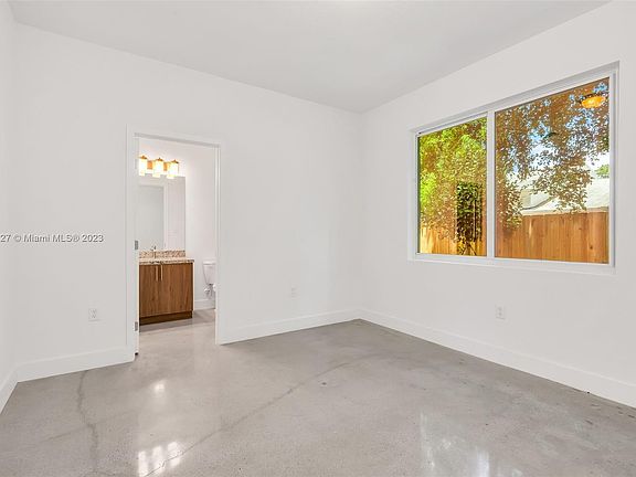 4th image of 642 NW 15th Ave #0