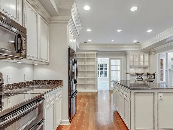 2nd image of 16 Cove Ct