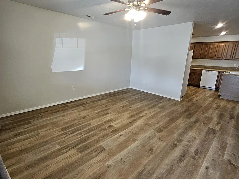 320 S Holly St — Photo 5