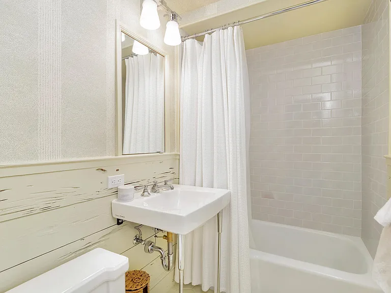 417 Peruvian Ave #1 — Photo 16