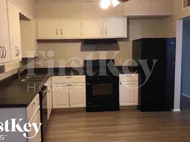 1439 W 7th St — Photo 4