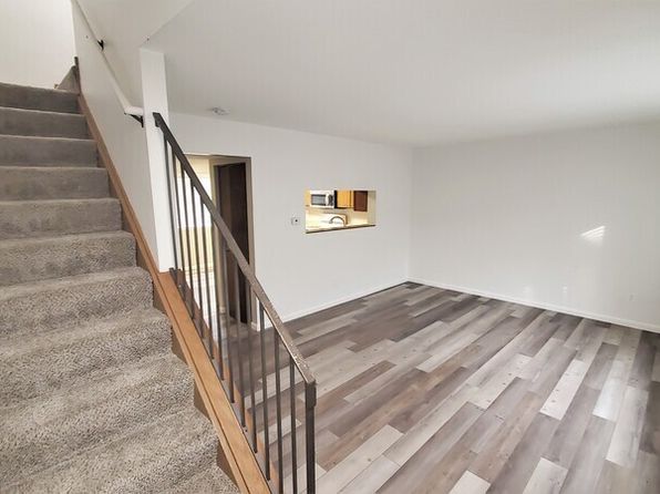 436 N 18th Ave, Hiawatha, IA 52233