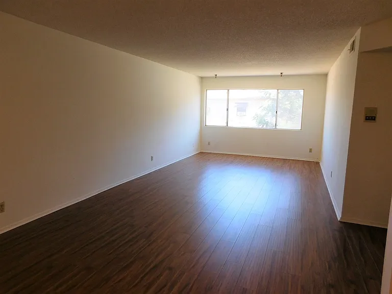 10241 Commerce Ave — Photo 4
