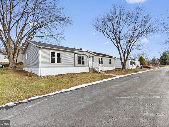 2nd image of 921 Lakeview Dr