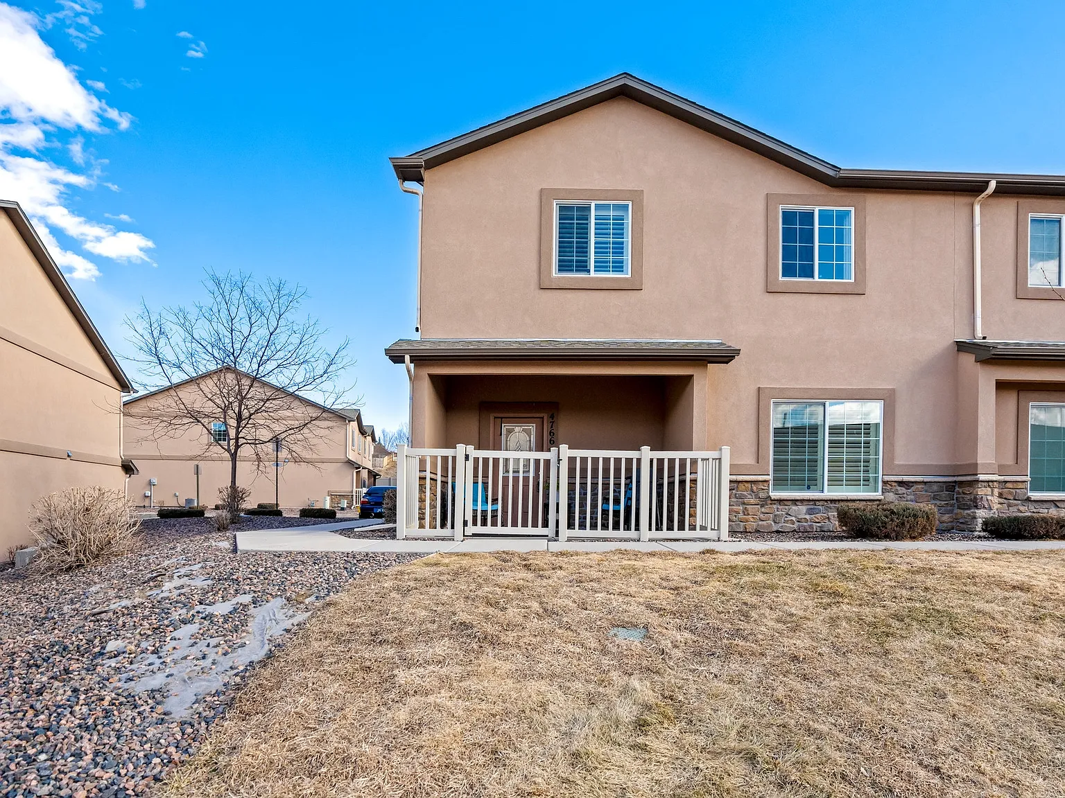 3 bed, 2049 sqft, $2,400 — Photo 3