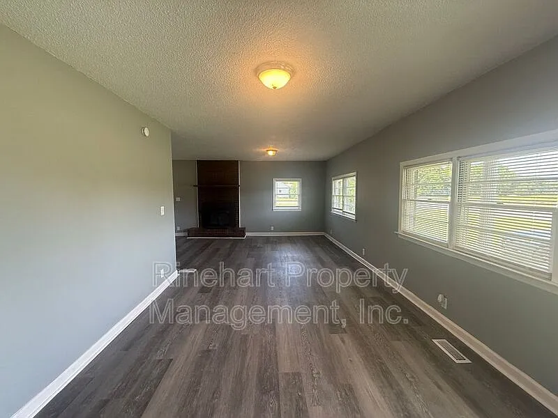 3 bed, 2.0 bath, 1320 sqft, $1,500 — Photo 2
