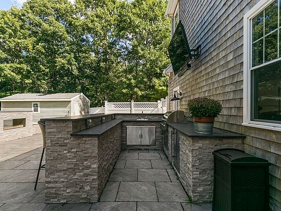 5th image of 42 Orchard Hill Dr