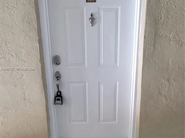 18840 NW 57th Ave APT 205, Hialeah, FL 33015