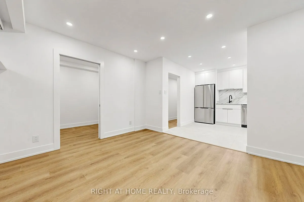 Building Photo - 427 Lawrence Ave W #1