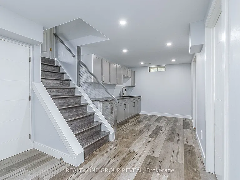 326 Prince Of Wales Dr — Photo 18