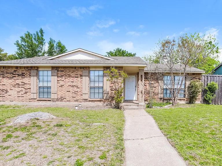 2109 Kings Rd — Photo 1