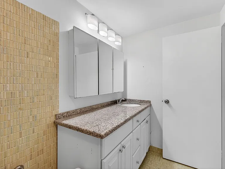 2800 N Flagler Dr #202 — Photo 22