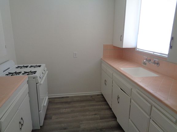 4th image of 901 E 46th St