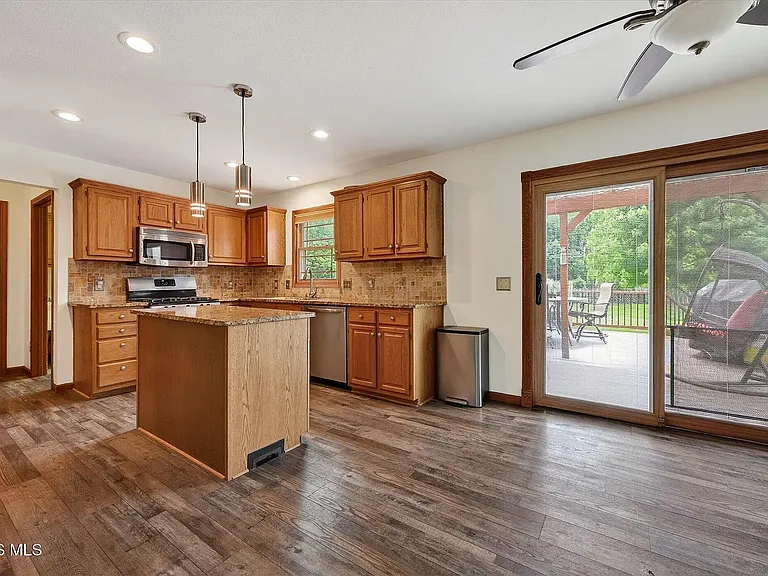 1212 Valley Bluff Rd — Photo 8